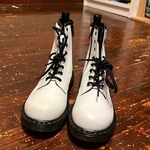 New dr martens. Never been worn just tried on.